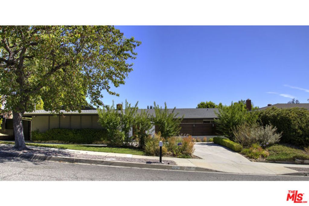 22427 De Kalb Drive, Calabasas, CA 91302