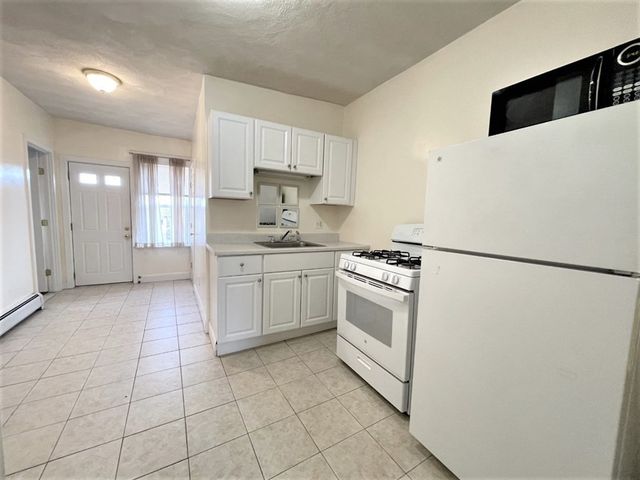 3 Cedar Sq 3, Cambridge, MA 02140