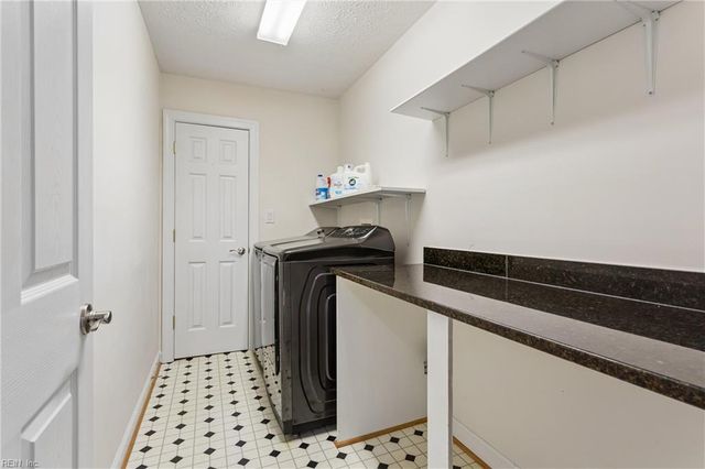 111 Eric Nelson RN, Yorktown, VA 23693