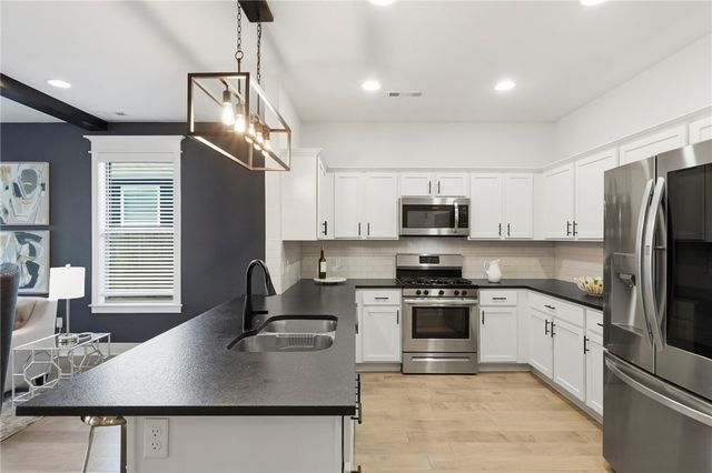 1706 W Broadway Place, Rogers, AR 72758