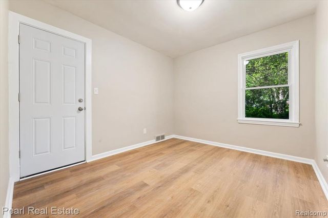 20910 Van Antwerp, Harper Woods, MI 48225