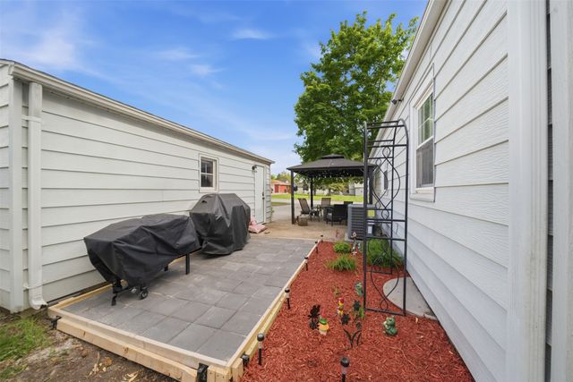 2601 E 40th Street, Des Moines, IA 50317