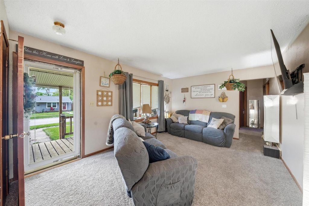 2601 E 40th Street, Des Moines, IA 50317