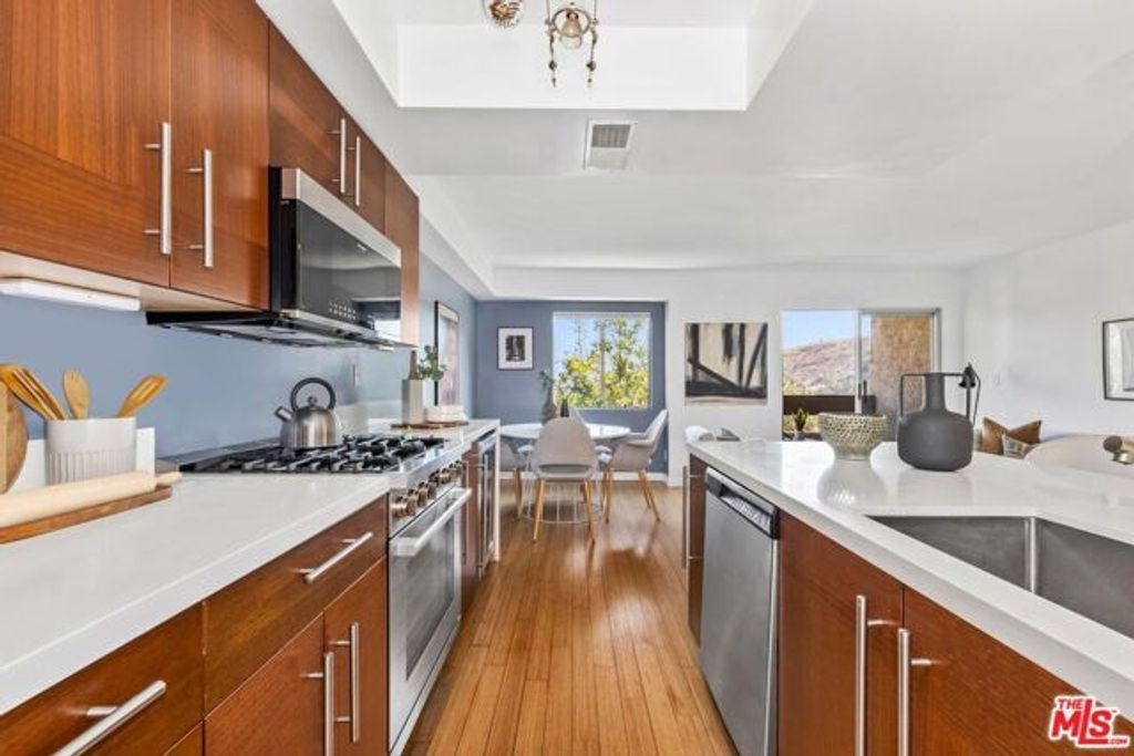 2700 E Cahuenga Boulevard 3204, Los Angeles, CA 90068