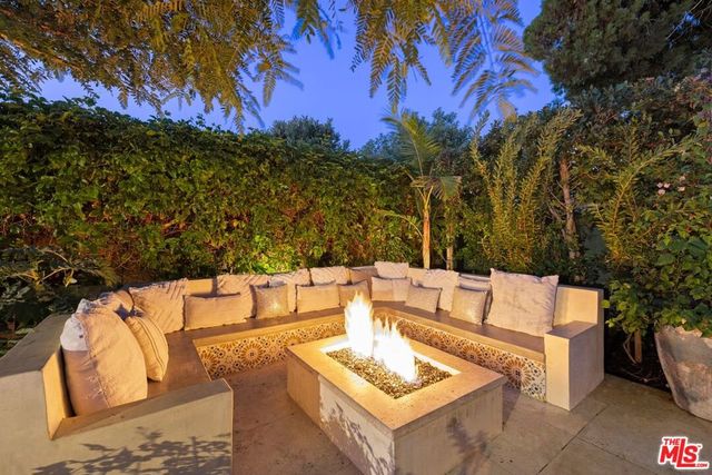 7442 Capps Avenue, Los Angeles, CA 91335