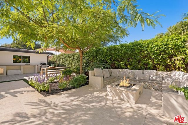 7442 Capps Avenue, Los Angeles, CA 91335