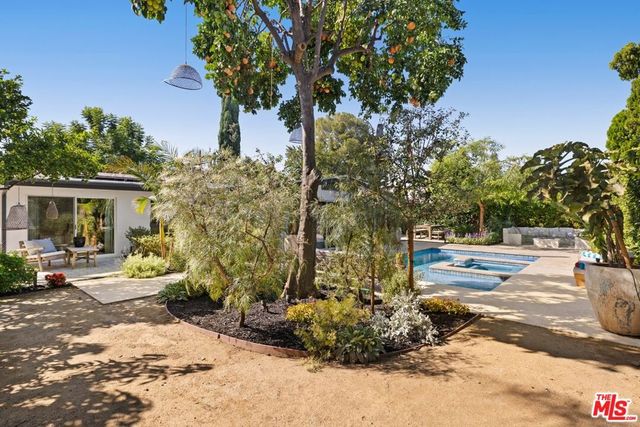 7442 Capps Avenue, Los Angeles, CA 91335
