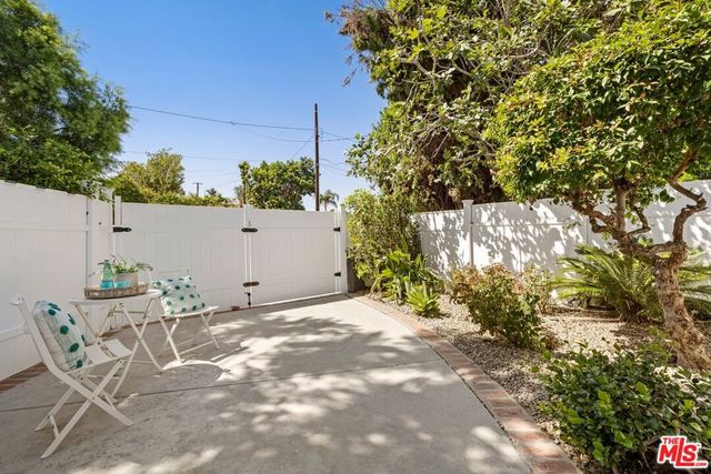 7442 Capps Avenue, Los Angeles, CA 91335