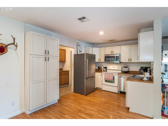 314 S CEDAR St, Drain, OR 97435