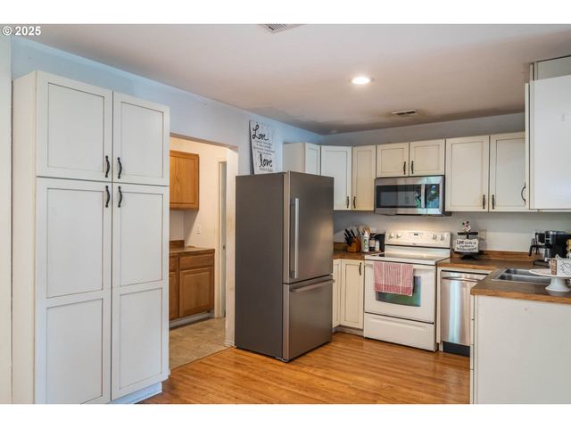 314 S CEDAR St, Drain, OR 97435