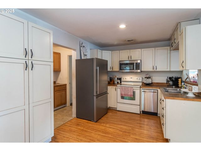 314 S CEDAR St, Drain, OR 97435