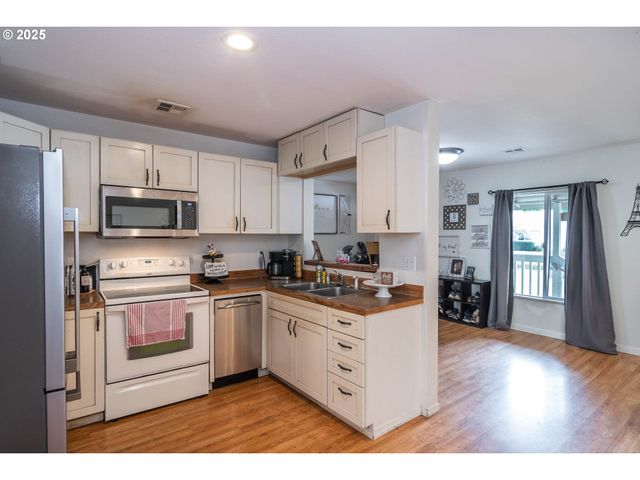 314 S CEDAR St, Drain, OR 97435