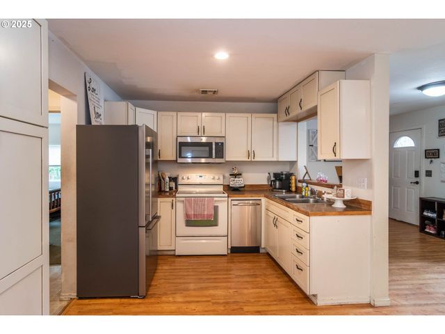 314 S CEDAR St, Drain, OR 97435