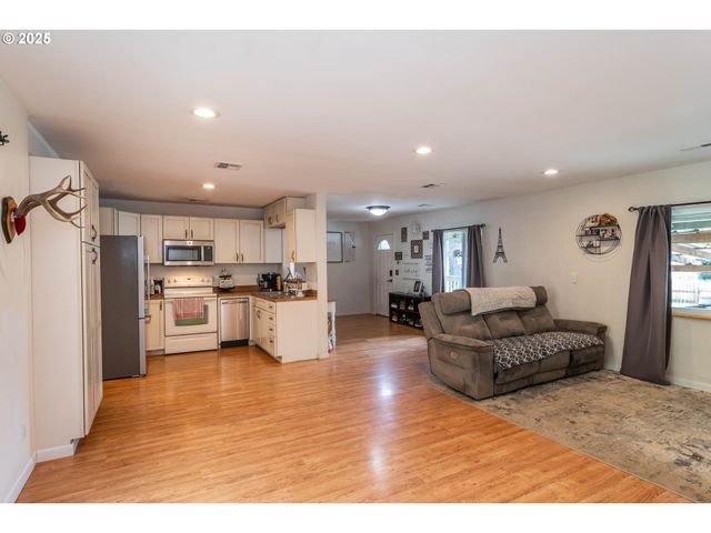 314 S CEDAR St, Drain, OR 97435