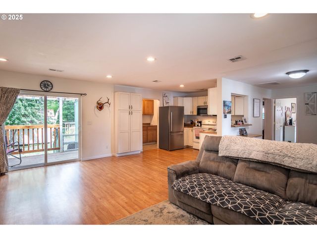 314 S CEDAR St, Drain, OR 97435