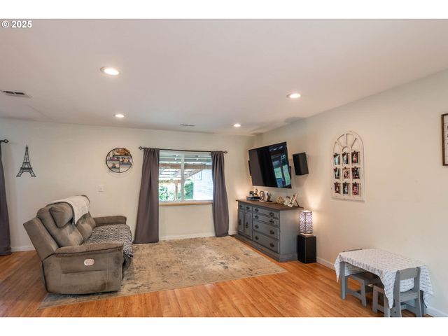 314 S CEDAR St, Drain, OR 97435