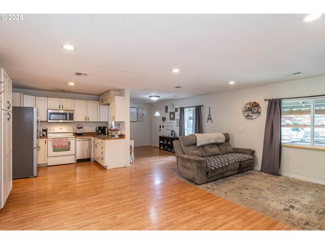 314 S CEDAR St, Drain, OR 97435