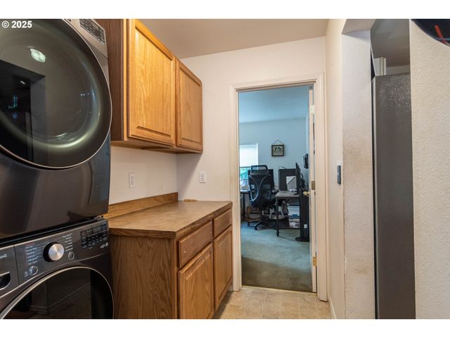 314 S CEDAR St, Drain, OR 97435