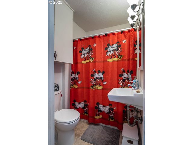 314 S CEDAR St, Drain, OR 97435