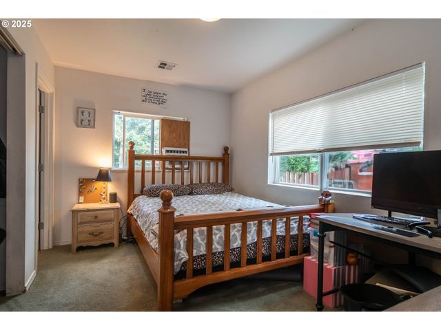 314 S CEDAR St, Drain, OR 97435