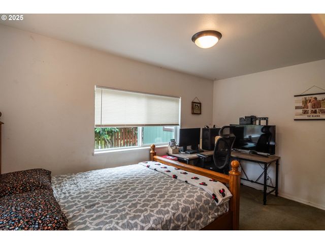 314 S CEDAR St, Drain, OR 97435