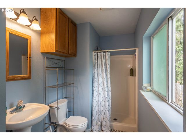 314 S CEDAR St, Drain, OR 97435