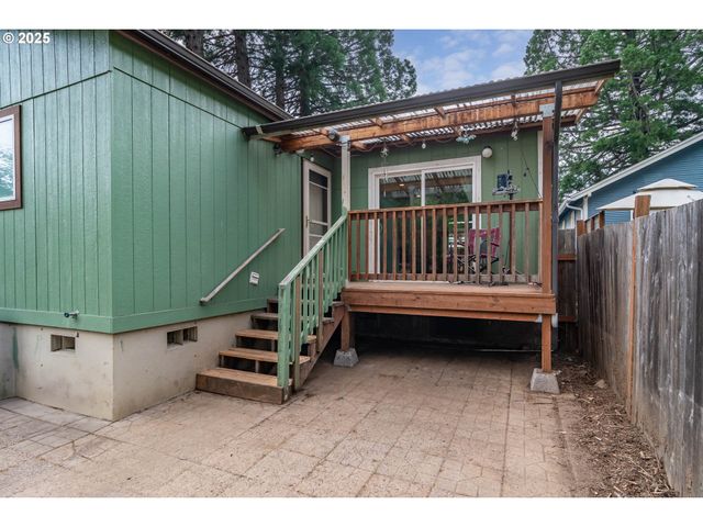 314 S CEDAR St, Drain, OR 97435