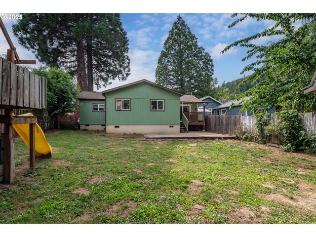 314 S CEDAR St, Drain, OR 97435