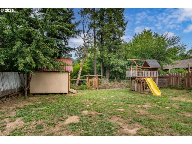 314 S CEDAR St, Drain, OR 97435