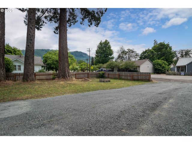 314 S CEDAR St, Drain, OR 97435