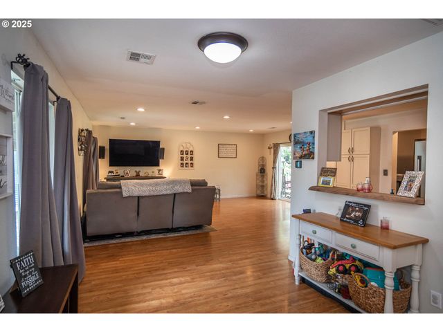 314 S CEDAR St, Drain, OR 97435