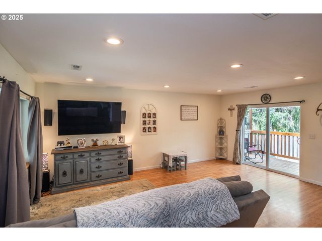 314 S CEDAR St, Drain, OR 97435