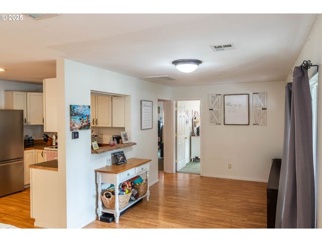 314 S CEDAR St, Drain, OR 97435