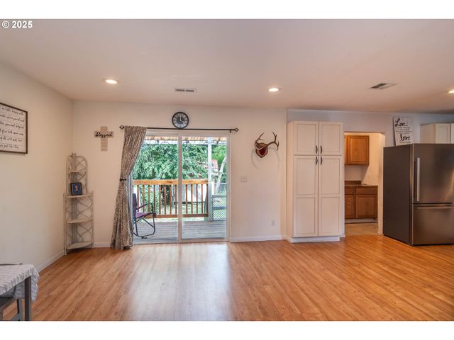 314 S CEDAR St, Drain, OR 97435