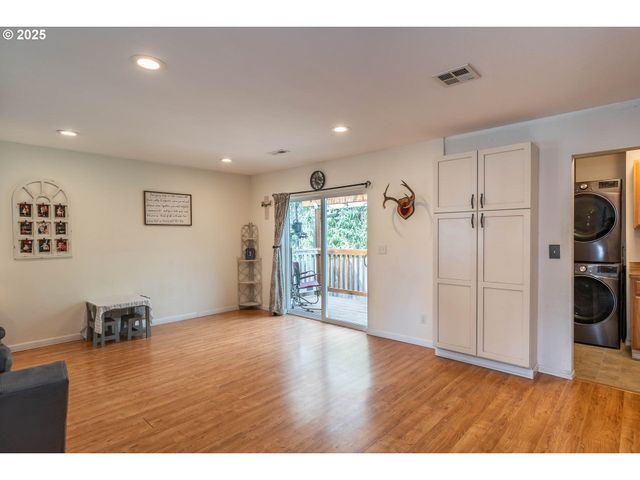 314 S CEDAR St, Drain, OR 97435