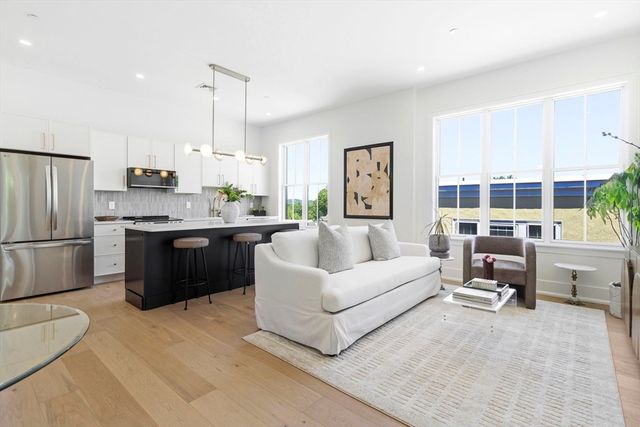 4471 Washington St 8, Boston, MA 02131