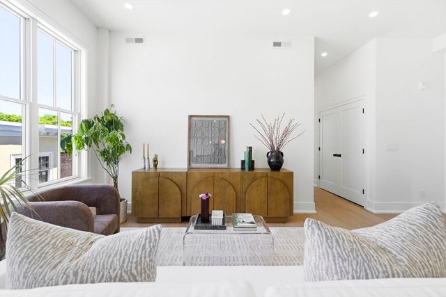 4471 Washington St 8, Boston, MA 02131