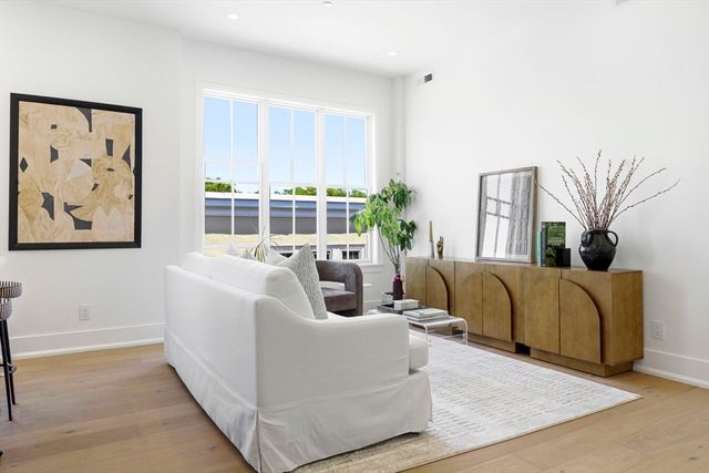 4471 Washington St 8, Boston, MA 02131