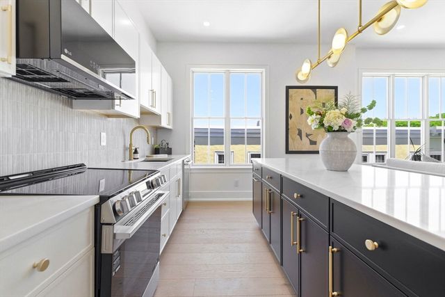4471 Washington St 8, Boston, MA 02131