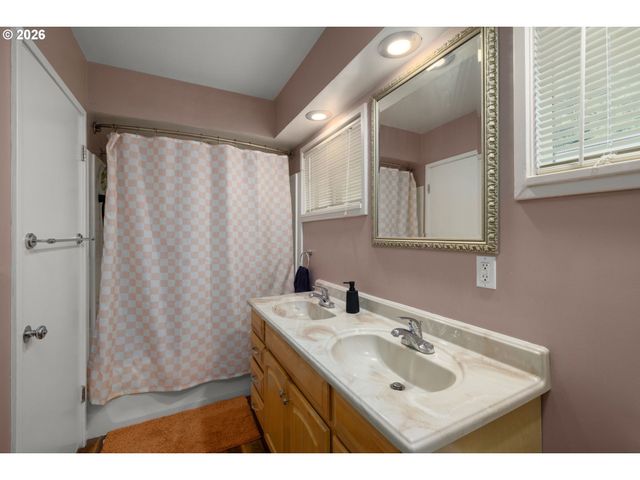 1225 Sw RIVINGTON Dr, Portland, OR 97201