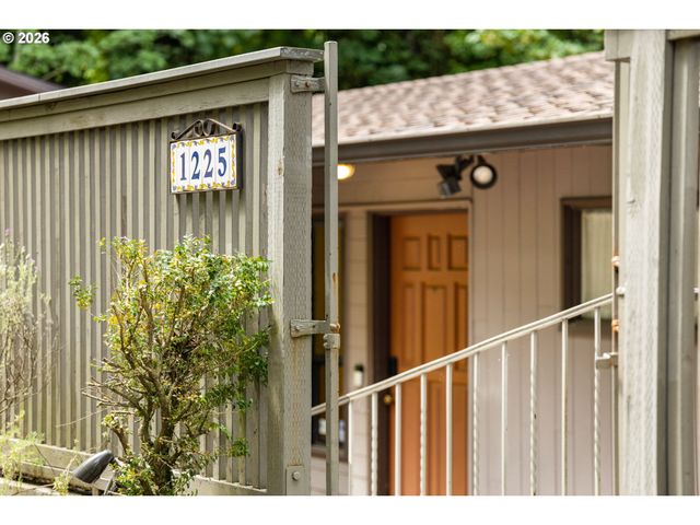 1225 Sw RIVINGTON Dr, Portland, OR 97201