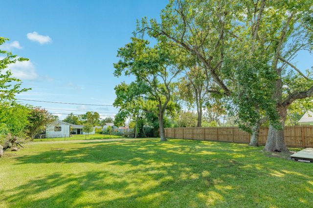 508 Center Way Street, Lake Jackson, TX 77566