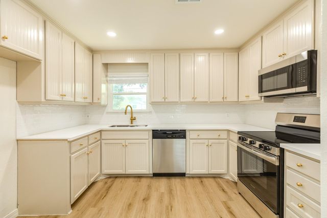 508 Center Way Street, Lake Jackson, TX 77566