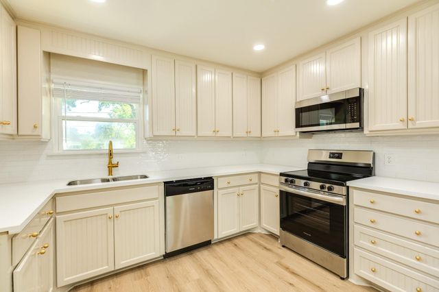 508 Center Way Street, Lake Jackson, TX 77566