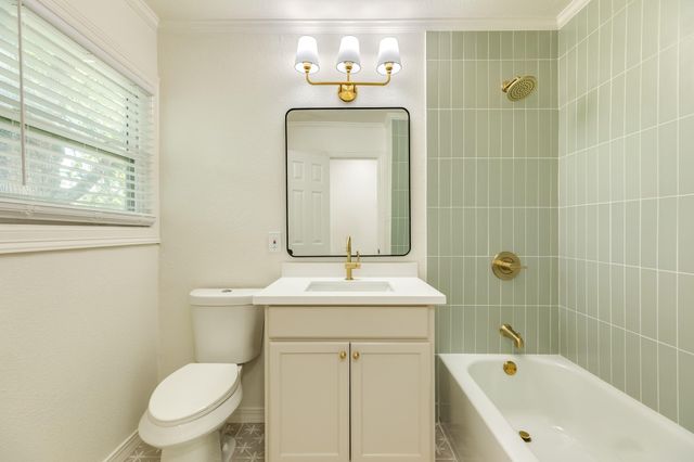 508 Center Way Street, Lake Jackson, TX 77566