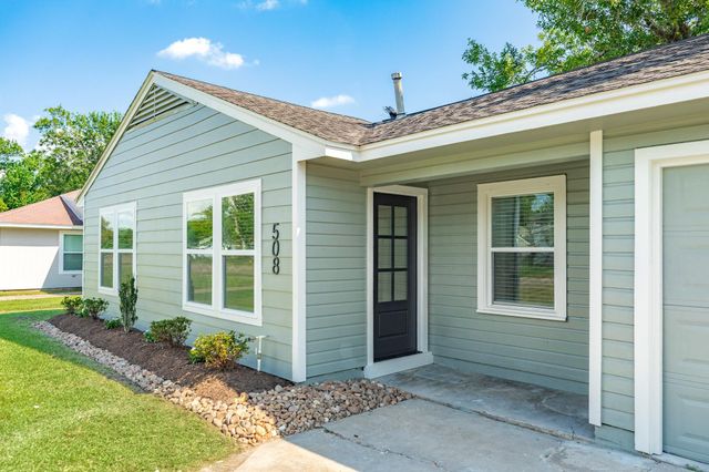 508 Center Way Street, Lake Jackson, TX 77566