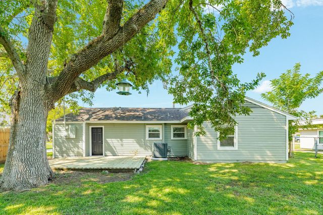 508 Center Way Street, Lake Jackson, TX 77566