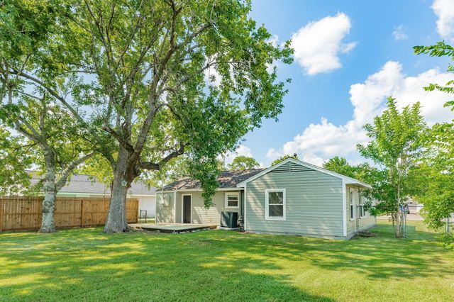 508 Center Way Street, Lake Jackson, TX 77566