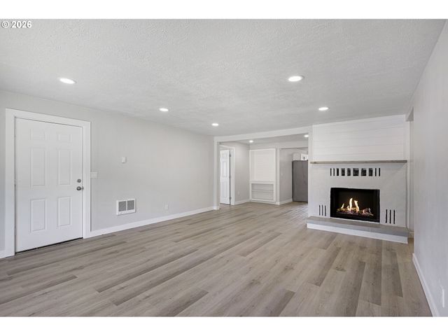 256 DOUGLAS St, Longview, WA 98632