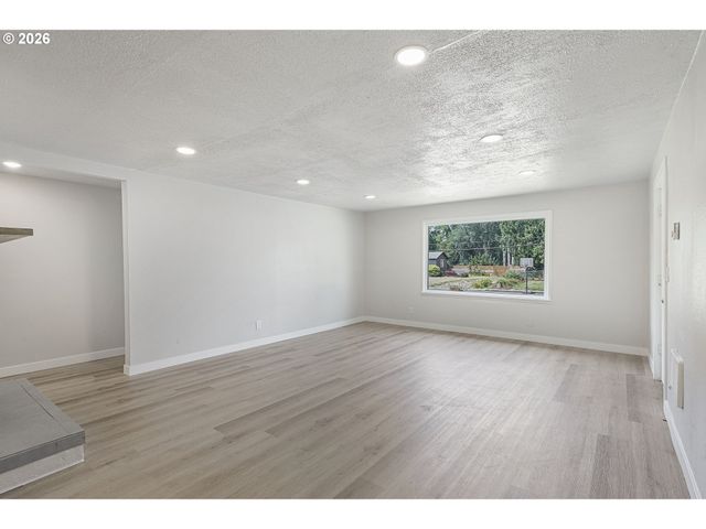 256 DOUGLAS St, Longview, WA 98632